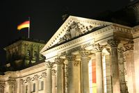 Bild des Berliner Reichtags bei Nacht - Klick führt auf die Seite "Das Government Package"